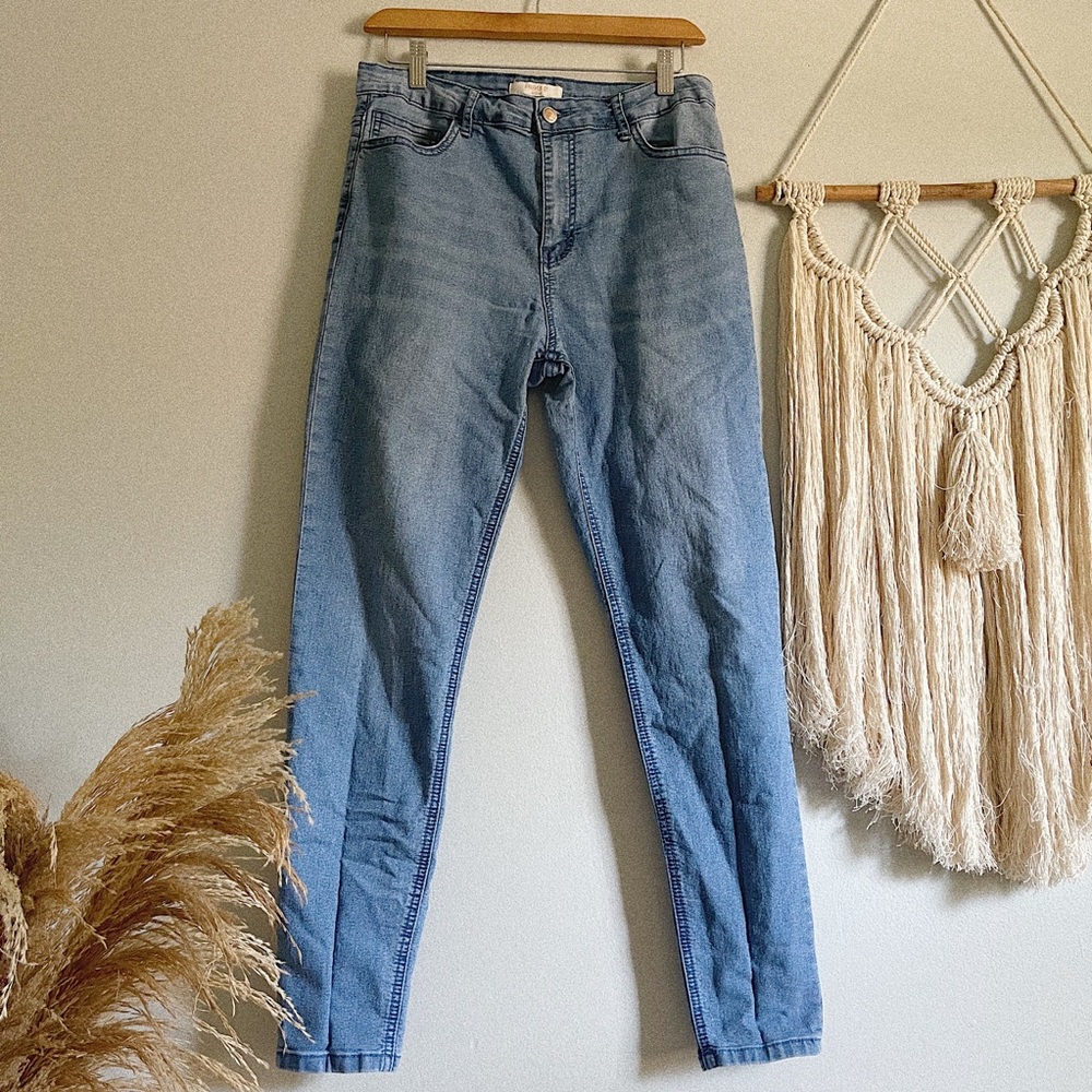 ✰ stretchy blue jeans ✰